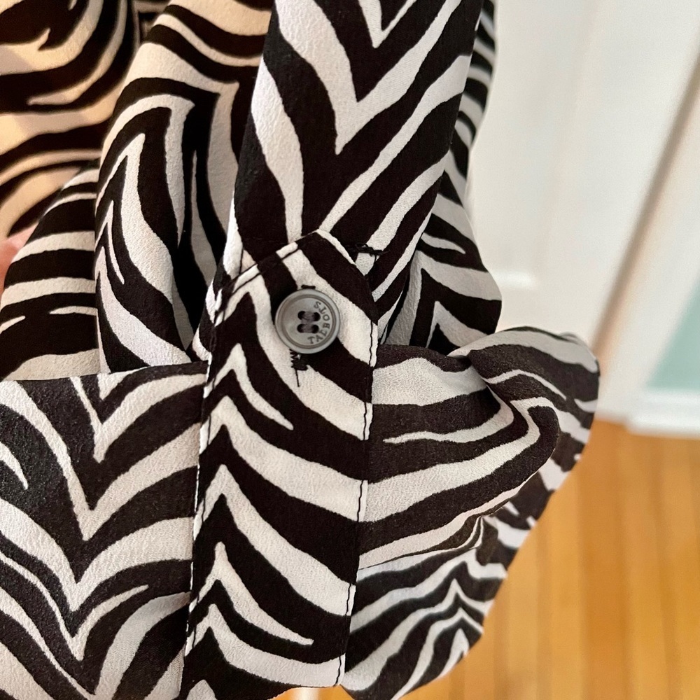 đź’•Talbots size 10 button down blouse. Black and white animal print - Picture 5 of 6